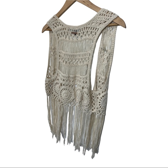 KENDALL AND KYLIE IVORY CROCHET BOHO FRINGED SLEEVELESS VEST - Picture 9 of 12